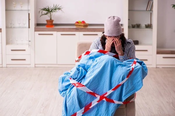 Giovane che soffre a casa nel concetto di pandemia — Foto Stock