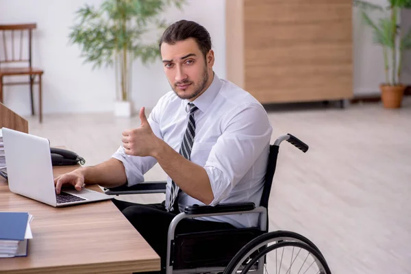 Junge behinderte Mitarbeiter leiden am Arbeitsplatz — Stockfoto