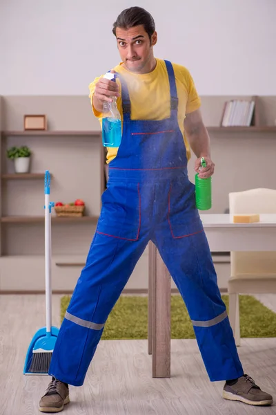 Joven contratista masculino limpiando la casa —  Fotos de Stock