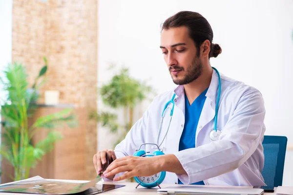 Hombre joven radiólogo médico que trabaja en la clínica — Foto de Stock