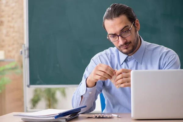 Joven profesor enfermo en el aula — Foto de Stock