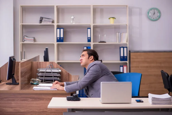 Junge männliche Angestellte im Büro — Stockfoto