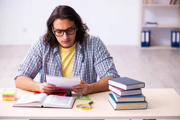 Jeune étudiant masculin se préparant aux examens — Photo