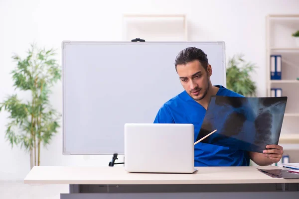 Ung manlig läkare lärare radiolog framför whiteboard — Stockfoto