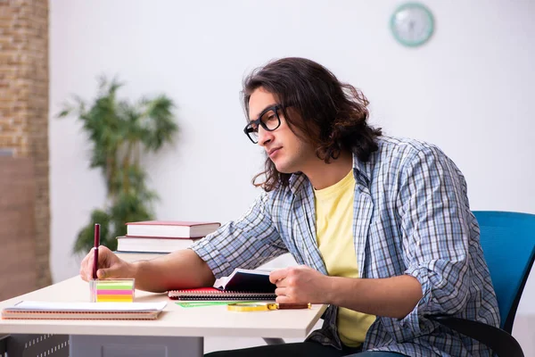 Jovem estudante do sexo masculino se preparando para exames — Fotografia de Stock