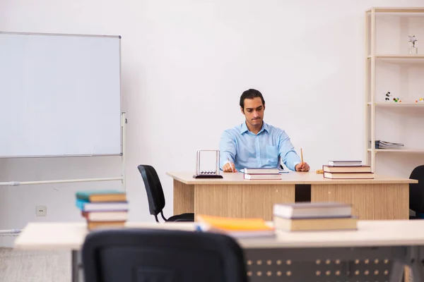 Junge männliche Lehrer im Klassenzimmer — Stockfoto