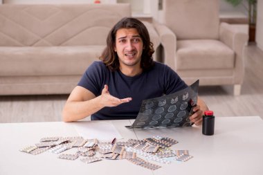 Evde acı çeken genç hasta adam.