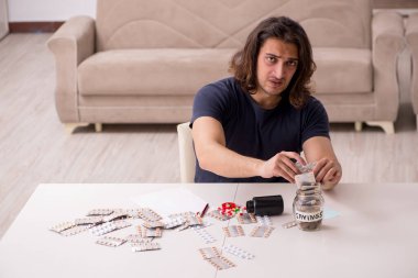 Evde acı çeken genç hasta adam.