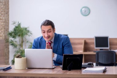 Ofiste çalışan başarılı genç bir erkek.