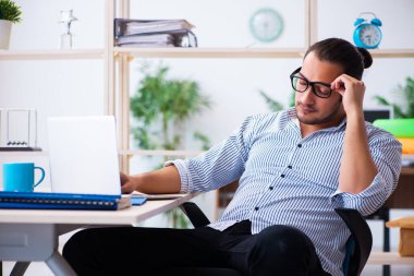 Ofiste çalışan genç bir erkek.