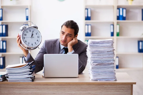 Arbetsbelastning manlig anställd i time management koncept — Stockfoto