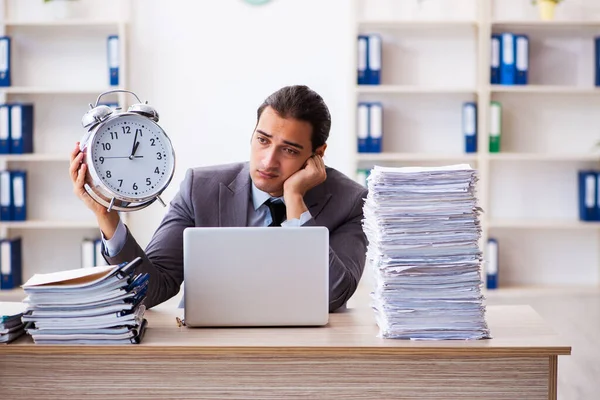 Carga de trabalho masculino empregado no conceito de gerenciamento de tempo — Fotografia de Stock