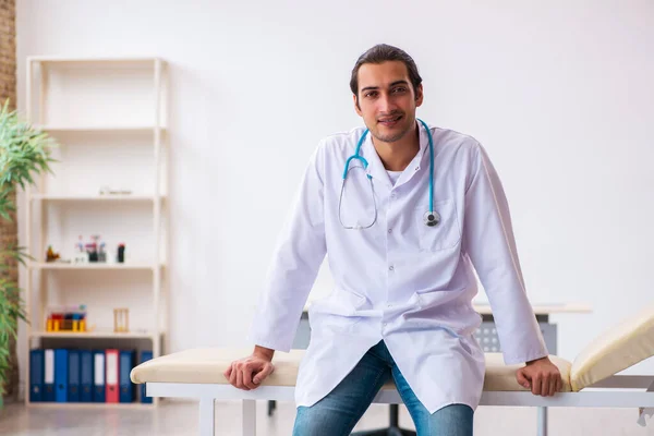 Молодий чоловік лікар працює в клініці — стокове фото