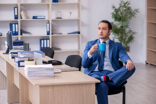 Geschäftsmann arbeitet im Büro — Stockfoto