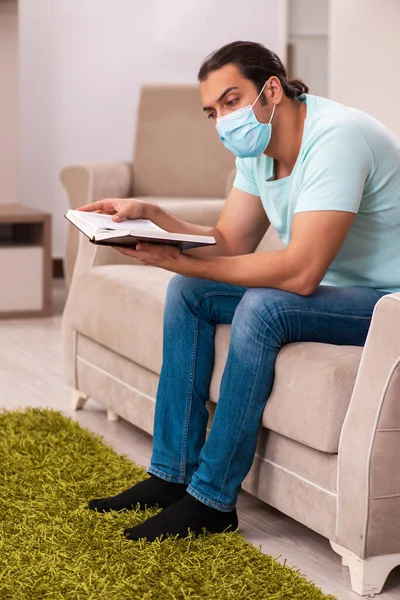 Young male student studying at home during pandemic — Stock Photo, Image