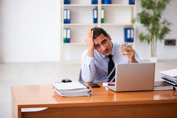 Sick male employee working in the office — Stock Photo, Image