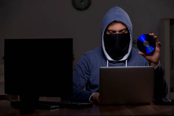 Hombre hacker piratería firewall de seguridad tarde en la oficina — Foto de Stock