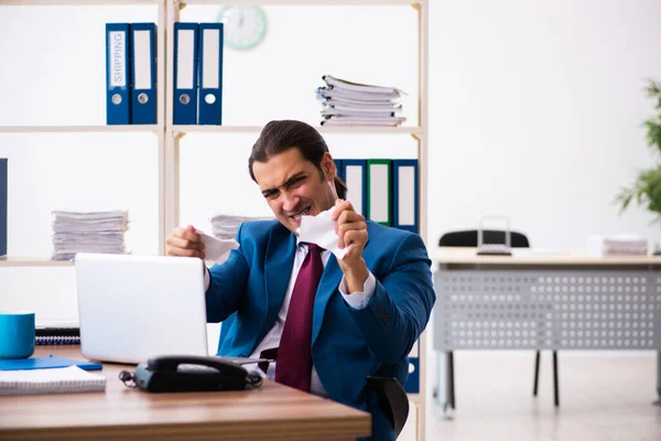 Joven empleado masculino que trabaja en la oficina —  Fotos de Stock