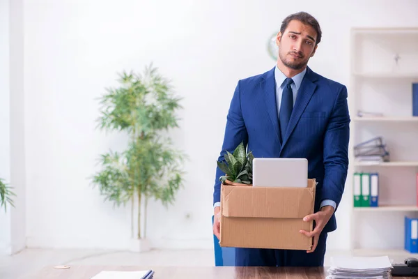 Joven despedido de su trabajo — Foto de Stock