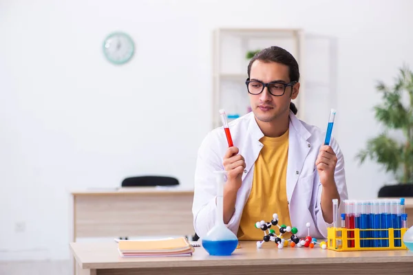 Młody mężczyzna chemik nauczyciel w klasa — Zdjęcie stockowe