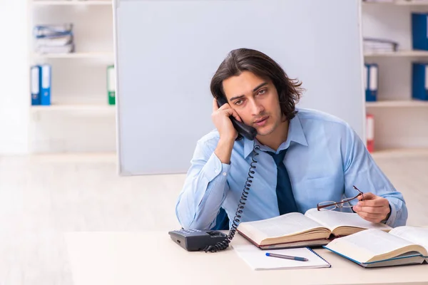 Jeune homme d'affaires étudiant sur le lieu de travail — Photo