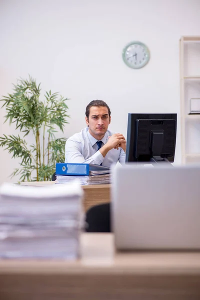 Молодой работник, сидящий в офисе — стоковое фото