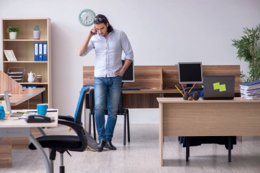 Ofiste kaykaylı genç bir erkek çalışan var.