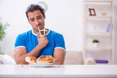 Diyet konseptinde genç aç bir adam