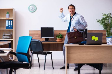 Genç erkek çalışanın işe geç kalması