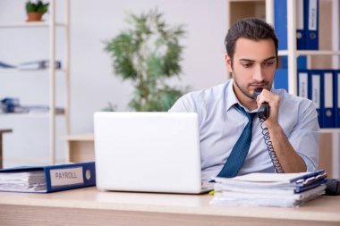 Ofiste çalışan genç bir muhasebeci.