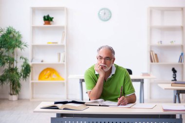 Sınavlara hazırlanan yaşlı bir erkek öğrenci.