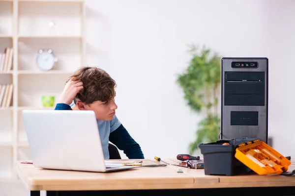 Boy reparing computers at workshop — Stock Photo, Image