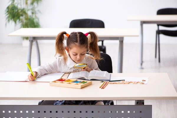 Menina pequena no conceito de desenvolvimento inicial — Fotografia de Stock