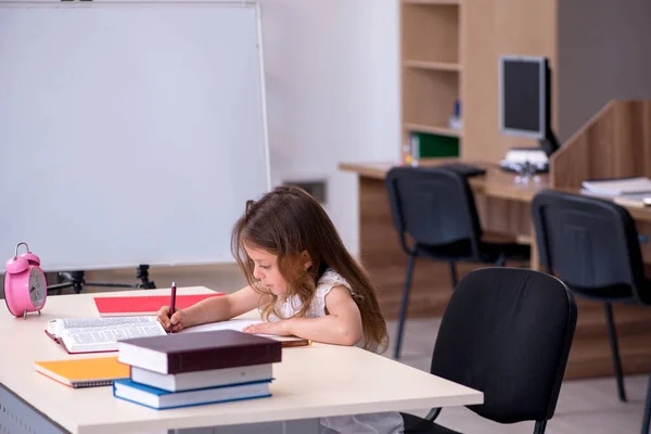 Μικρό κορίτσι ετοιμάζεται για εξετάσεις στο σπίτι — Φωτογραφία Αρχείου