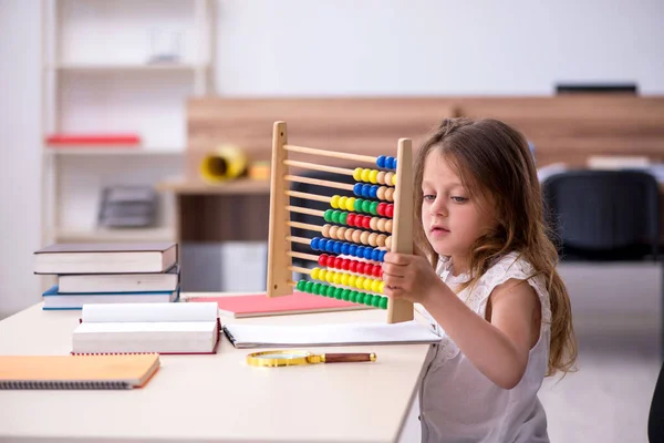 Kleines Mädchen bereitet sich zu Hause auf Prüfungen vor — Stockfoto