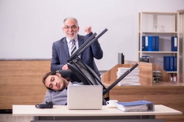 Eski patron ve genç erkek asistan ofiste.