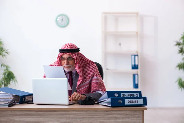 Hombre árabe contable lectura de papel sobre su despido — Foto de Stock