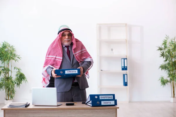Homem árabe contador extremamente cansado com um trabalho excessivo — Fotografia de Stock