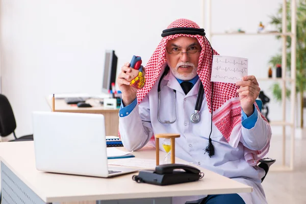 Vieux médecin arabe cardiologue travaillant à la clinique — Photo