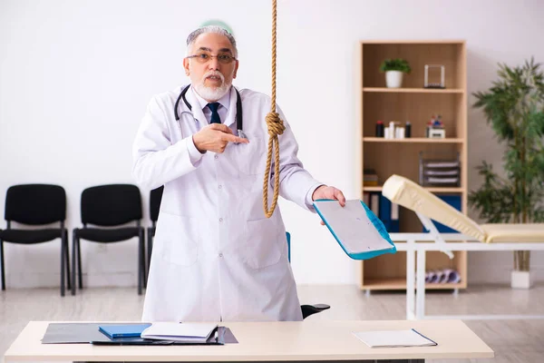 職場で自殺する老医師 — ストック写真