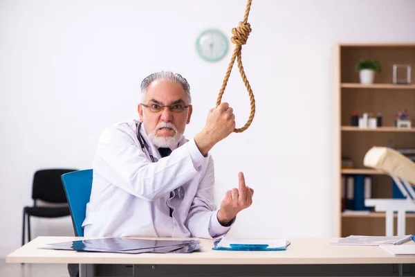 Velho médico cometendo suicídio no local de trabalho — Fotografia de Stock