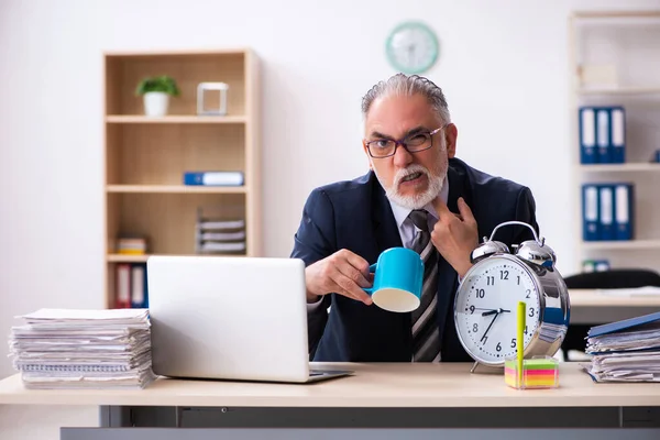 Vecchio dipendente maschio che beve alcol in ufficio — Foto Stock