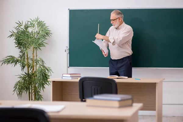 Alt männlich lehrer vor tafel — Stockfoto