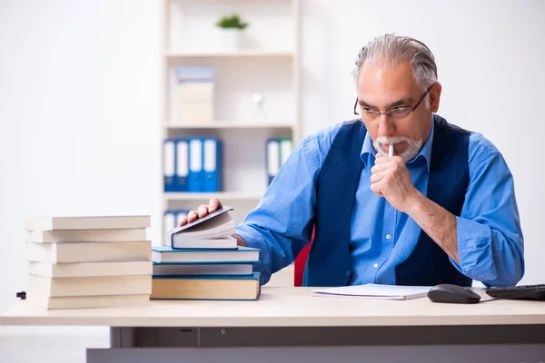 Vecchio autore maschile scrivere libri — Foto Stock