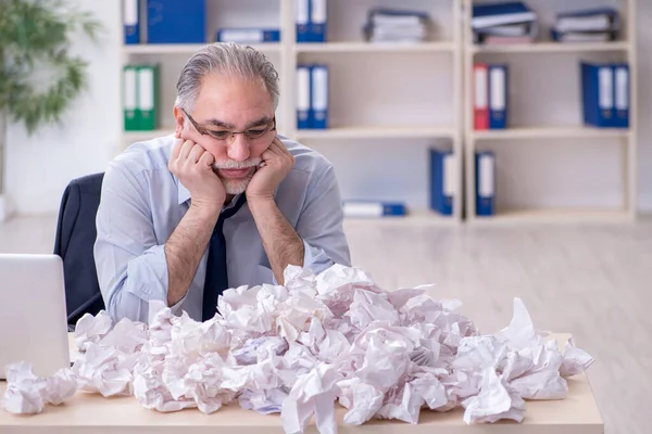 Viejo hombre de negocios rechazando nuevas ideas con muchos papeles — Foto de Stock