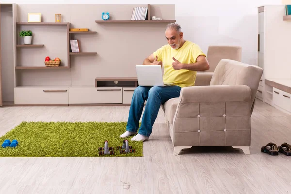 Homme âgé faisant des exercices sportifs à la maison — Photo