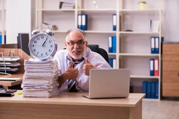 Velho funcionário masculino infeliz com excesso de trabalho no escritório — Fotografia de Stock