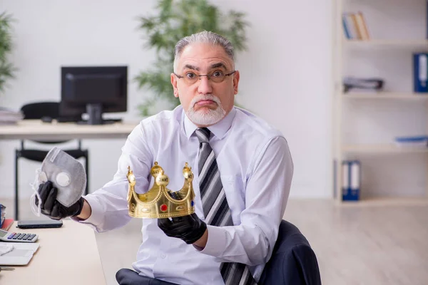 Old male boss employee working during pandemic — Stock Photo, Image