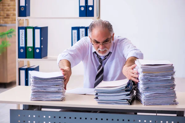 Viejo empleado descontento con el exceso de trabajo en la oficina — Foto de Stock