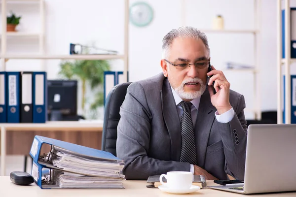 Alt männlich mitarbeiter mit telefon im die büro — Stockfoto